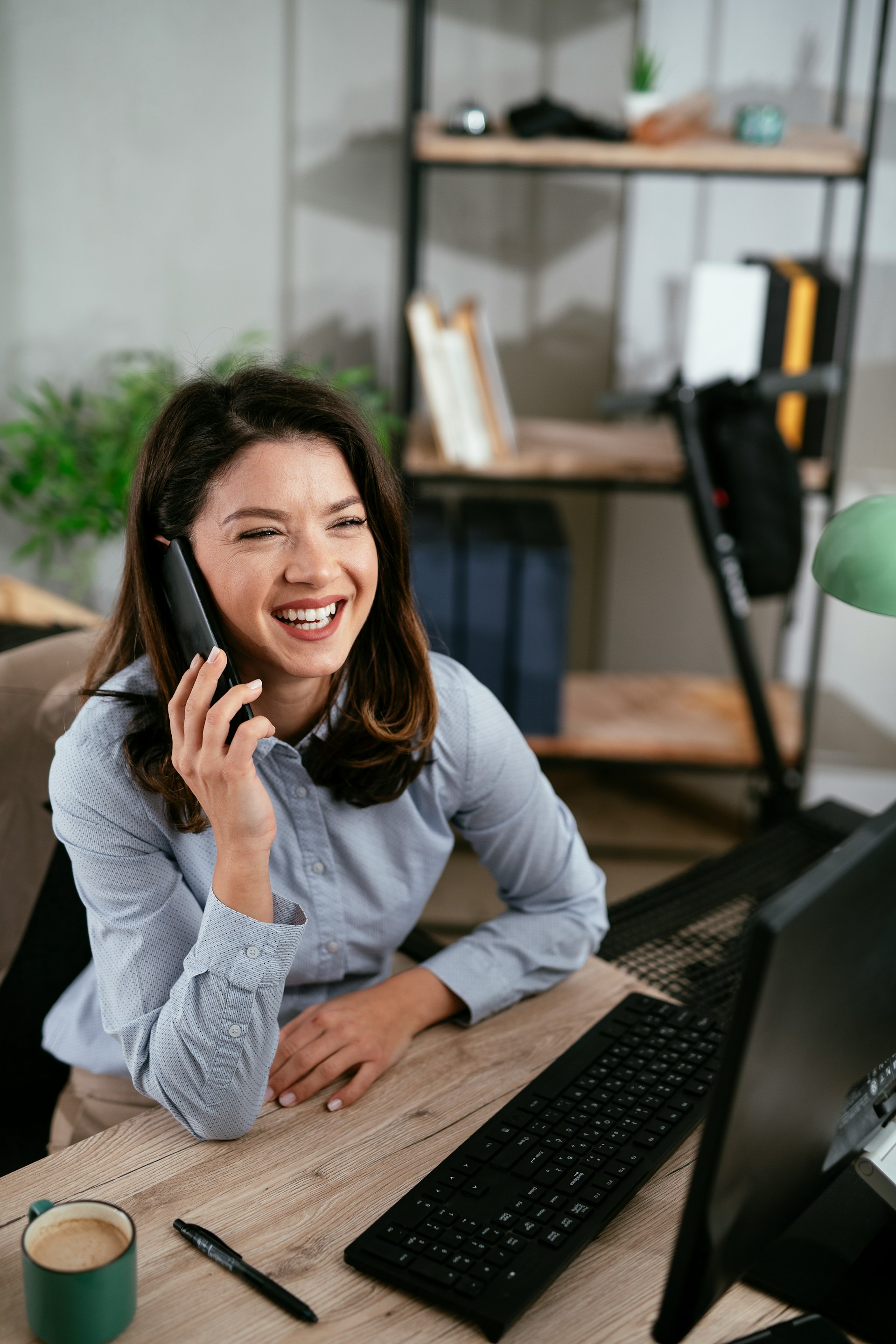Responsable d'une agence d'aide à domicile en échange téléphonique avec un futur salarié.
