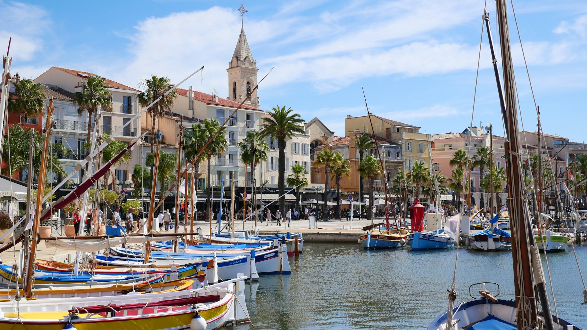 Vue du port de Sanary sur mer dans le Var
