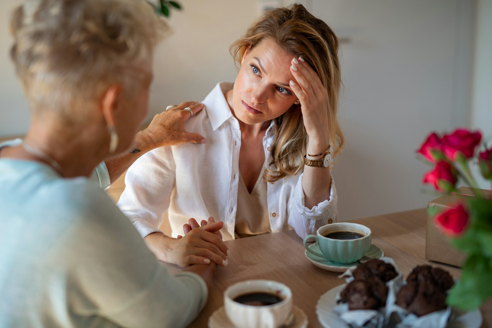 Dame inquiète et soucieuse de ses besoins d'aide a domicile rapide pour sa maman âgée 