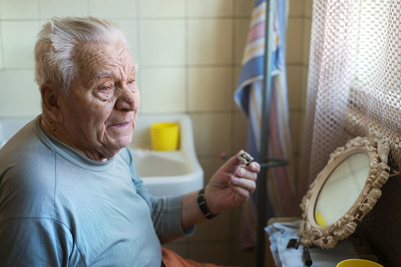 Salle de bain adaptée et sécurisée pour l'autonomie des seniors avec douche de plain-pied et auxiliaire de vie Provence Aide Services.