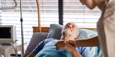 Guide complet pour un retour à domicile après hospitalisation dans le Var avec l'aide d'une auxiliaire de vie bienveillante.