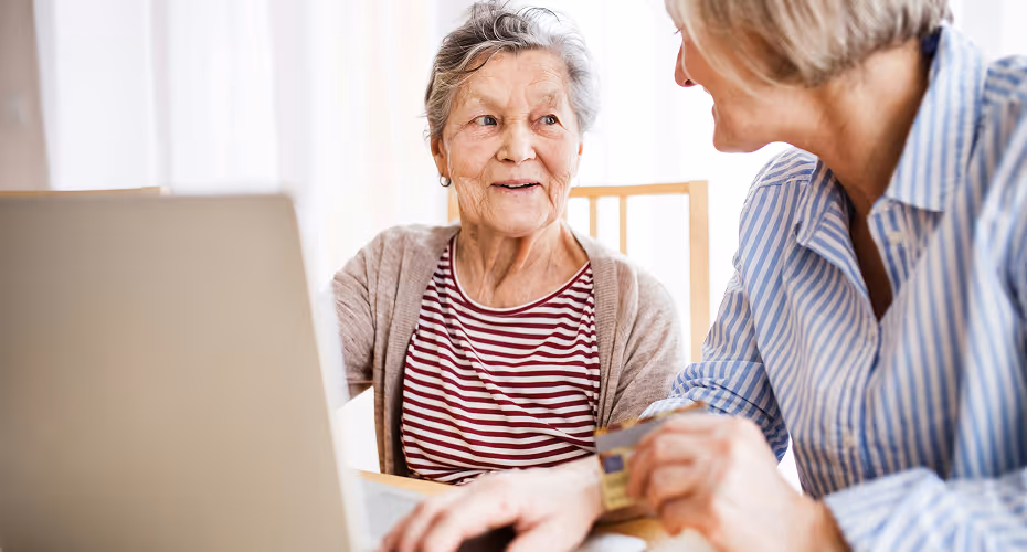 Guide complet des aides financières pour l'aide à domicile dans le Var, présenté par une conseillère de Provence Aide Services.