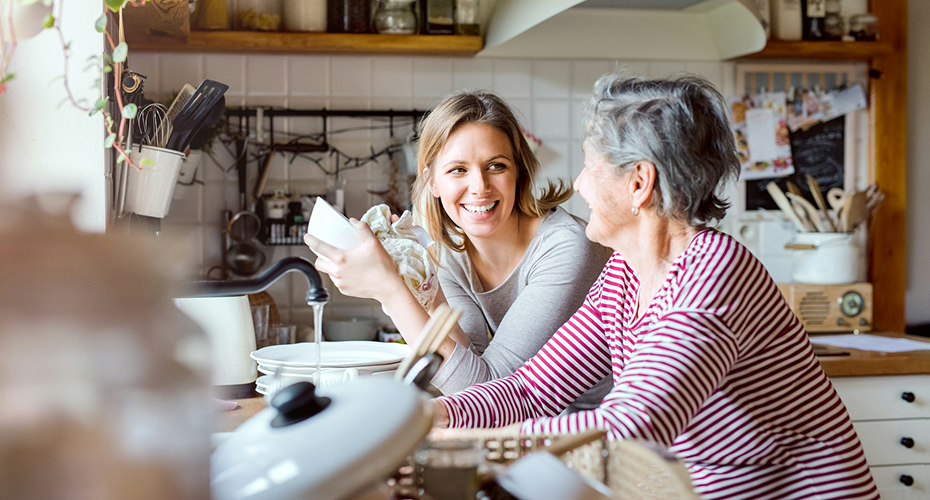 Une conseillère explique le dossier de demande d'APA à domicile à une senior dans sa cuisine dans le Var.
