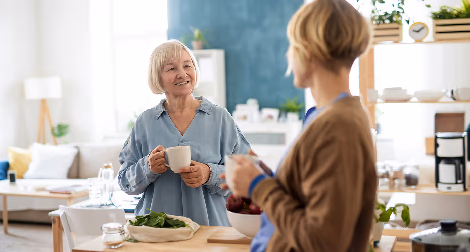 Une aide à domicile de Provence Aide Services montre les qualités d'écoute et de patience avec une senior dans le Var.