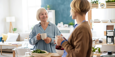 Une aide à domicile de Provence Aide Services montre les qualités d'écoute et de patience avec une senior dans le Var.