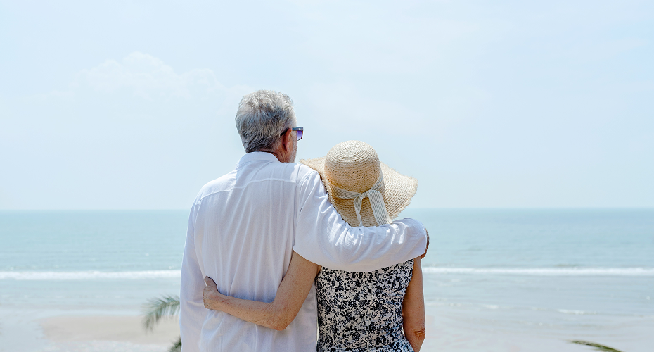 Couple de seniors profitant d'une activité en plein air dans le Var pour rester actifs.