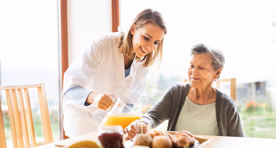 Aide à domicile présentant un repas équilibré et personnalisé à une senior dans le Var.