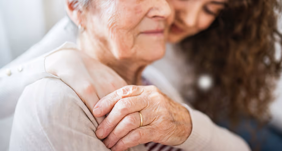 Aidante avec son proche âgée, une vielle dame en perte d'autonomie entrain de se faire un calin