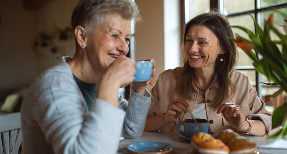 uxiliaire de vie et personne âgée échangeant un regard bienveillant dans le Var.