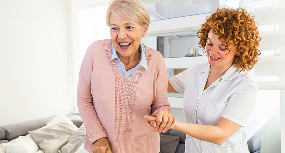 Assistante de vie souriante en mission de confiance au domicile d'un senior dans le Var.