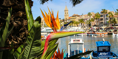 Vue du port de Sanary dans le Var ou se trouve le siège social de Provence Aide Services société d'aide à domicile varoise.