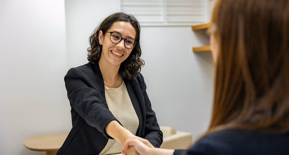 Chargé des ressources humaines dans l'aide à domicile menant en entretien d'embauche pour le poste d'aide à domicile dans le var
