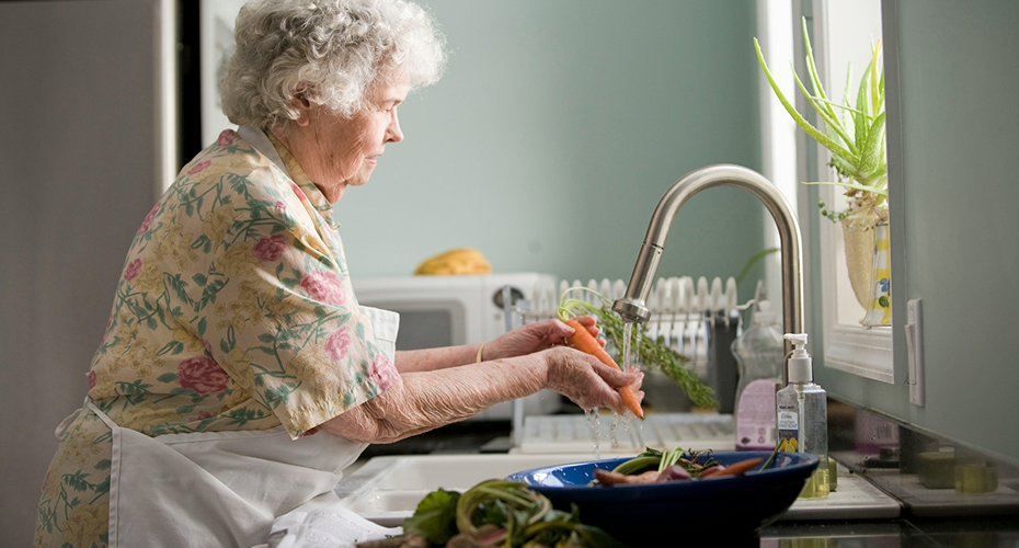 Personne âgée en train de cuisiner des légumes dans le var