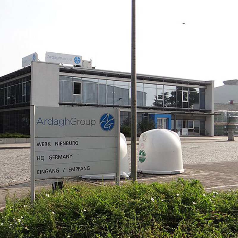 Ein zusätzlicher Abluftventilator führt die aufgeheizte Luft aus dem Hallenoberbereich effizient ab und erhöht damit die Gesamteffizienz des Systems.