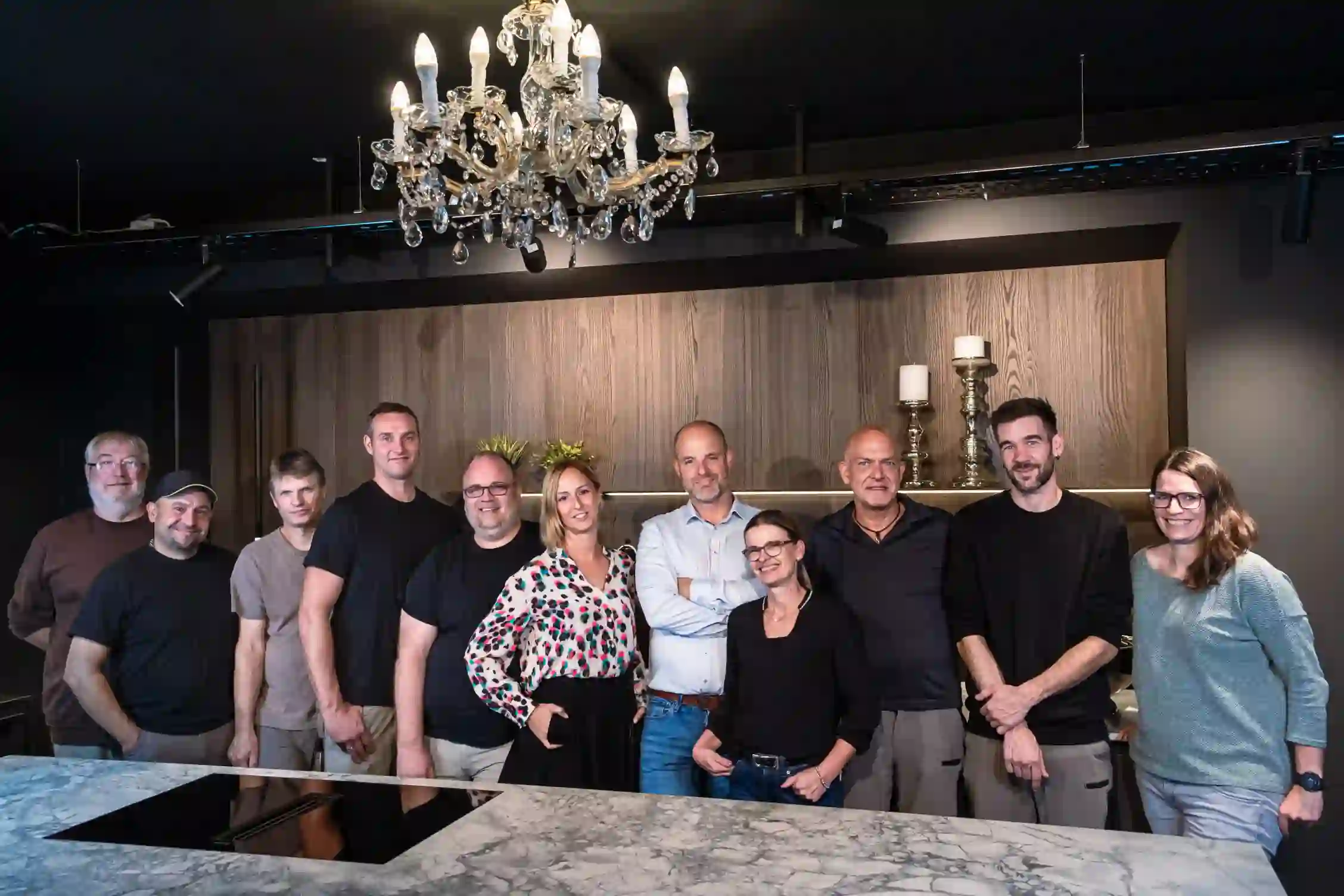 Teamfoto von Küchen Thiemann im Küchenstudio vor einer Ausstellungsküche