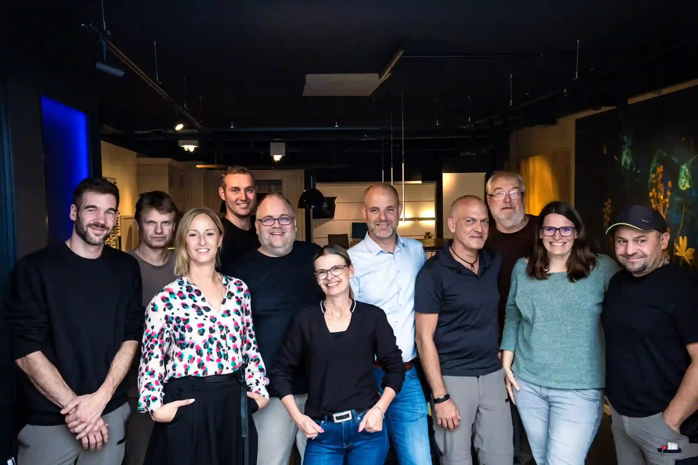 Teamfoto von Küchen Thiemann im Küchenstudio vor einer Ausstellungsküche
