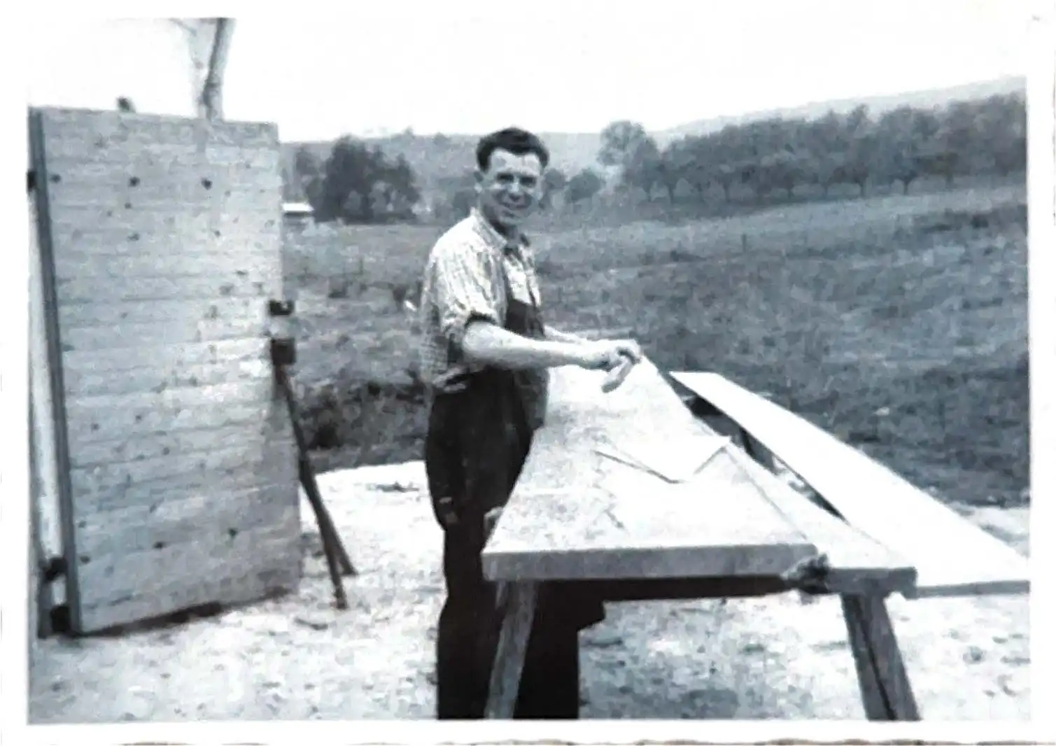 Tischler schleift draußen eine Holzplatte