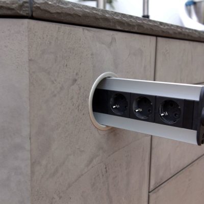 kuechen-steckdose-versenkbar-einbausteckdose-usb-kueche