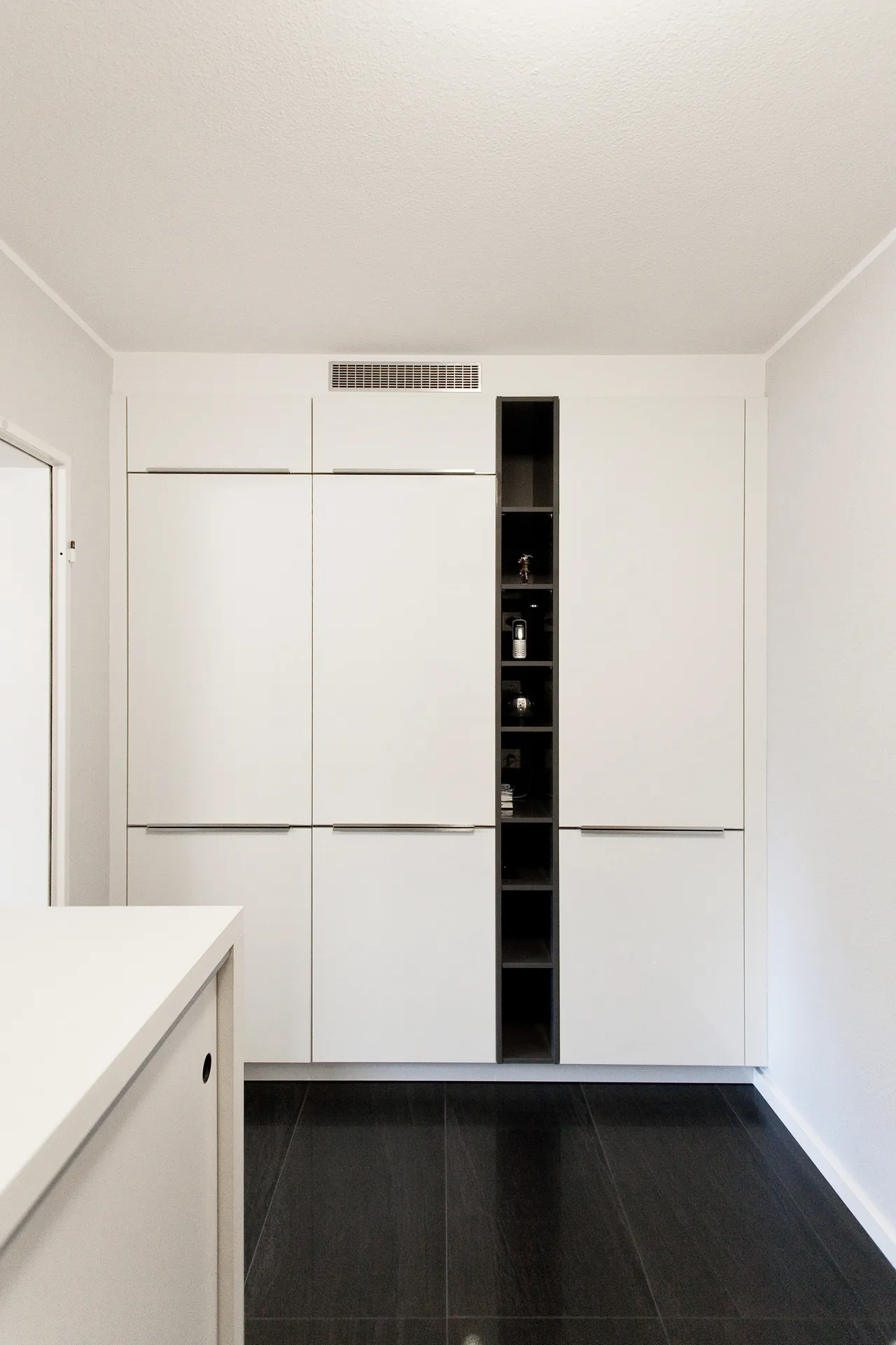Designküche in Weiß Hochglanz – Grifflose Eleganz modern umgesetzt