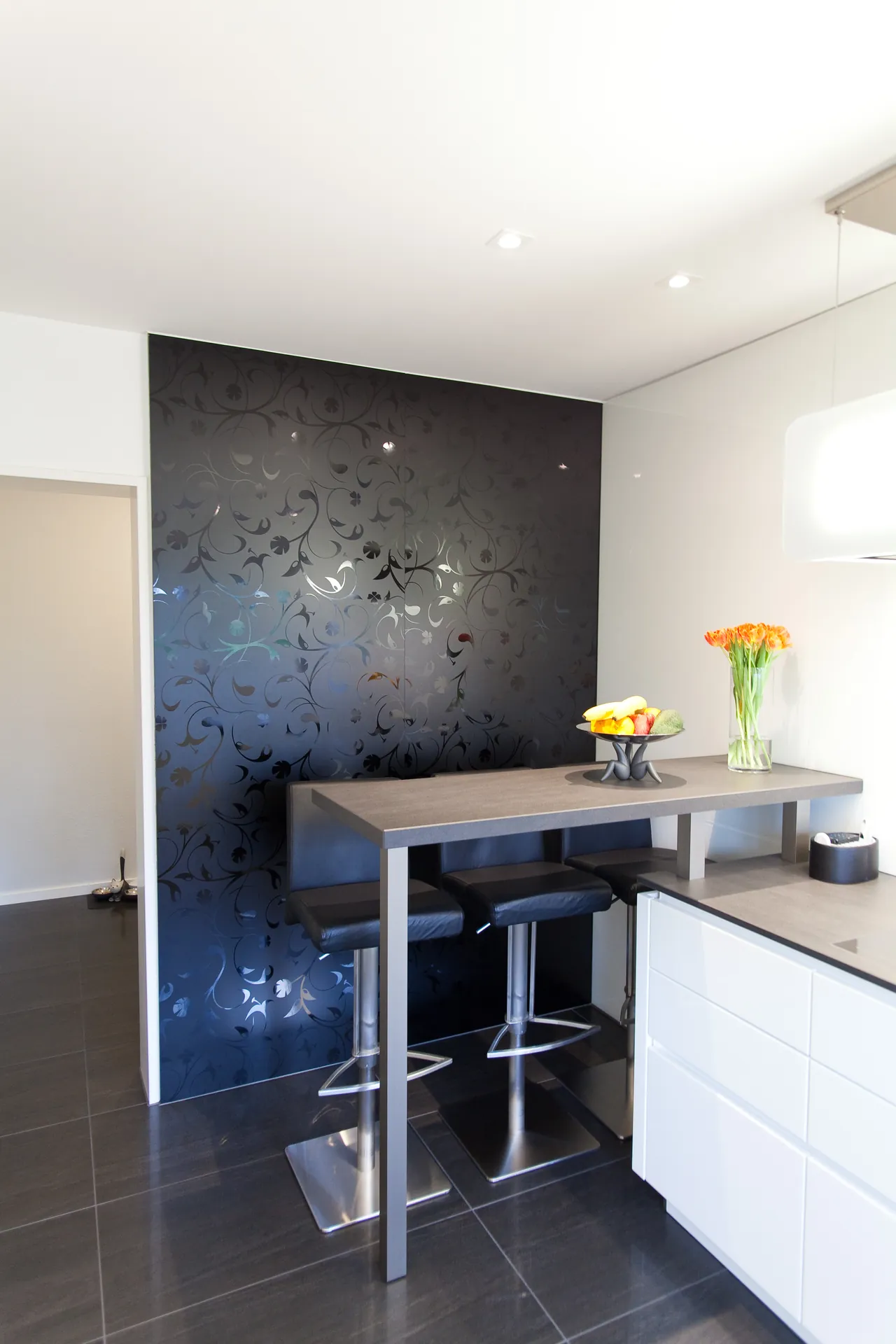 Designküche in Weiß Hochglanz – Grifflose Eleganz modern umgesetzt