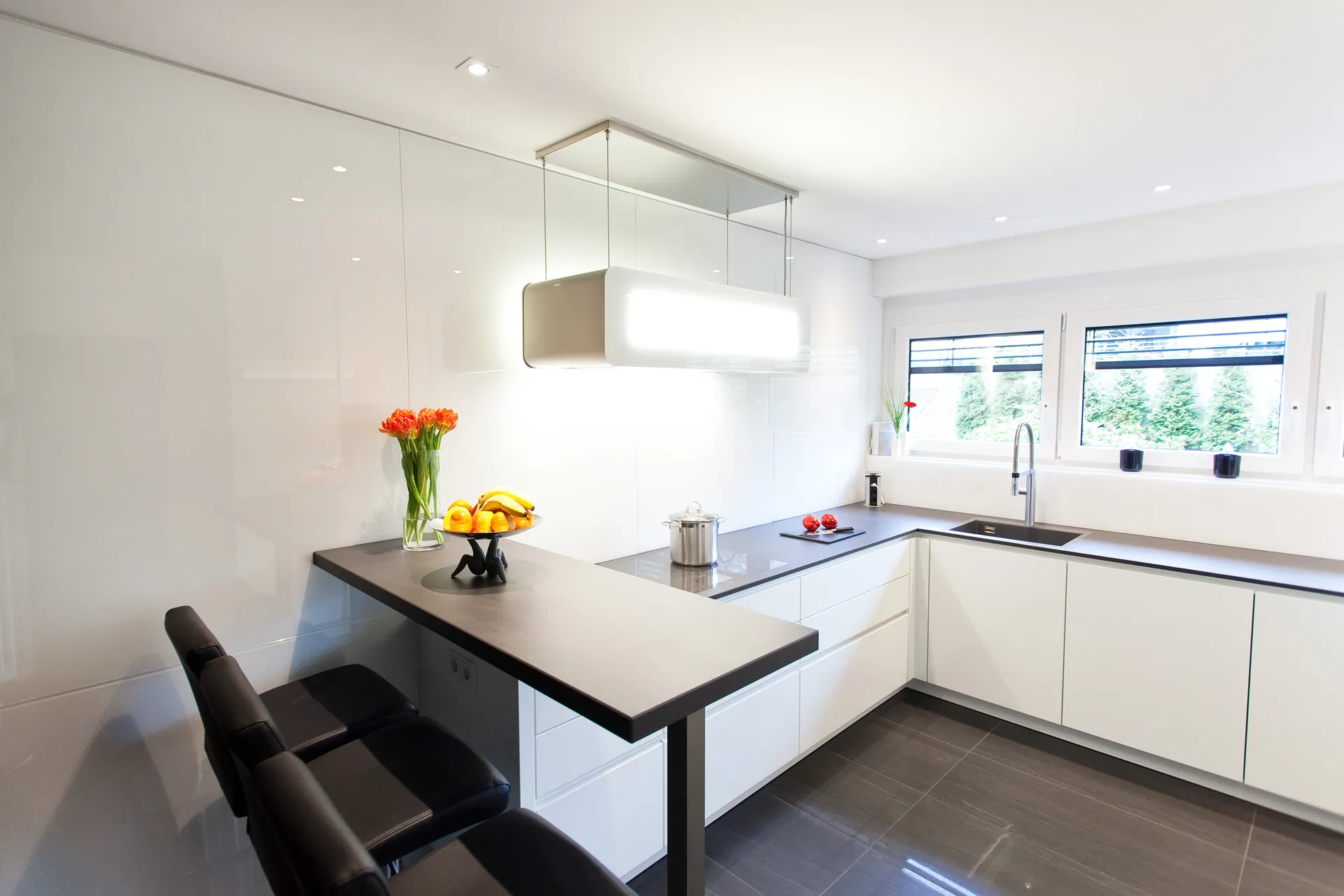 Designküche in Weiß Hochglanz – Grifflose Eleganz modern umgesetzt