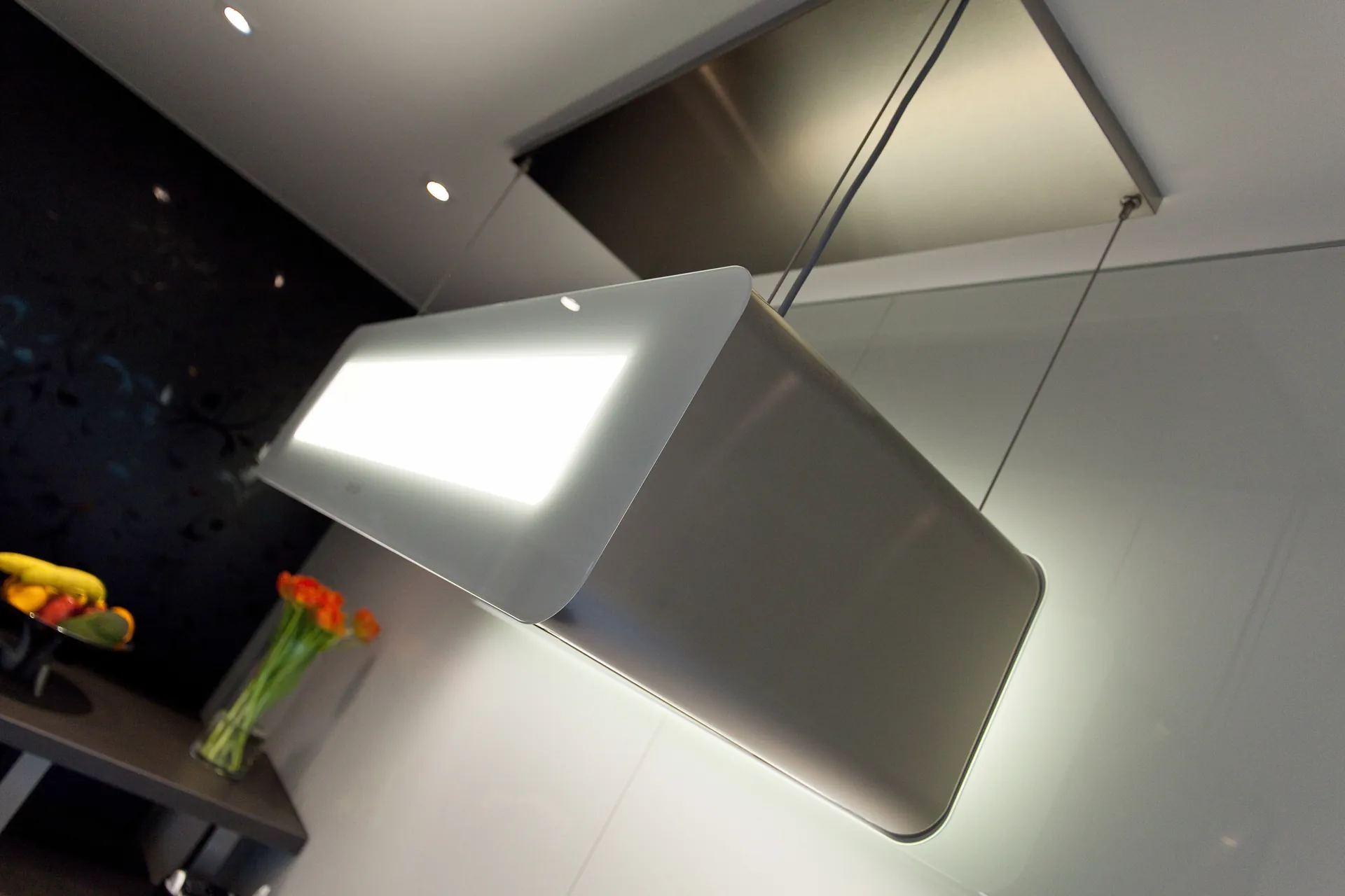 Designküche in Weiß Hochglanz – Grifflose Eleganz modern umgesetzt
