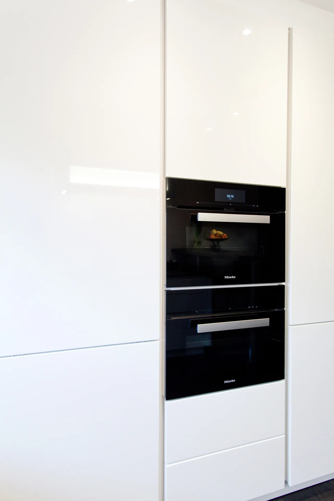 Designküche in Weiß Hochglanz – Grifflose Eleganz modern umgesetzt