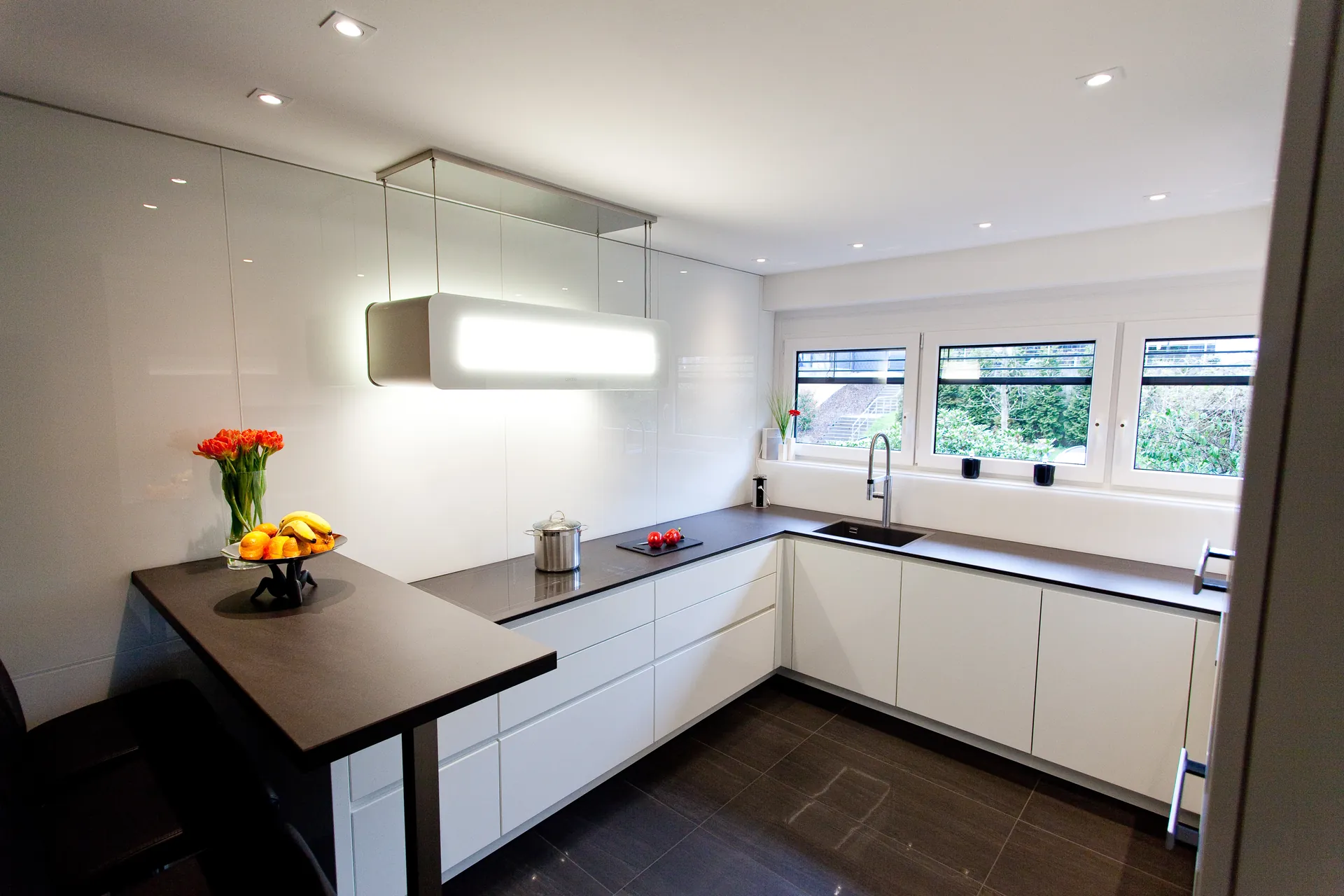 Designküche in Weiß Hochglanz – Grifflose Eleganz modern umgesetzt