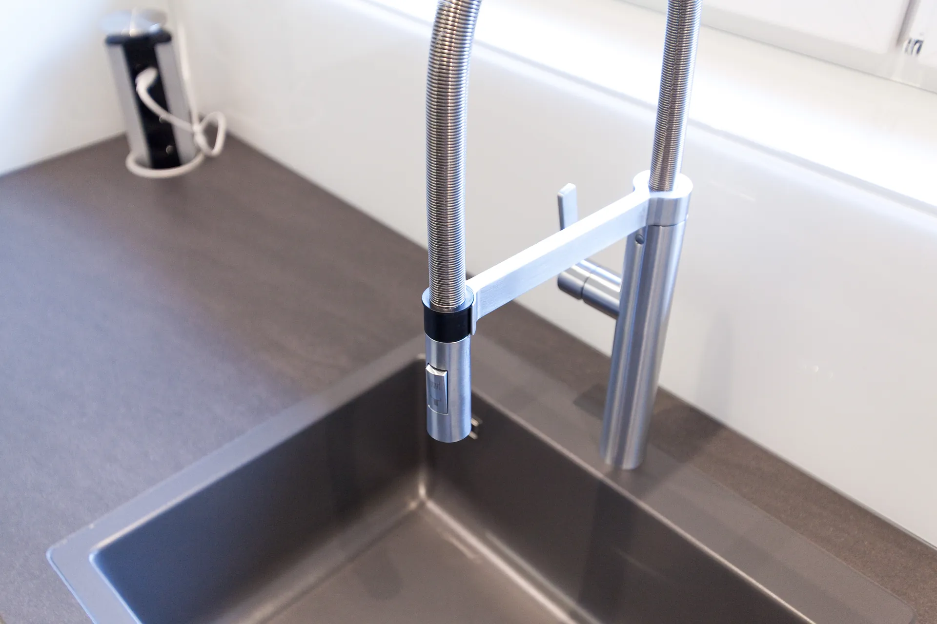 Designküche in Weiß Hochglanz – Grifflose Eleganz modern umgesetzt