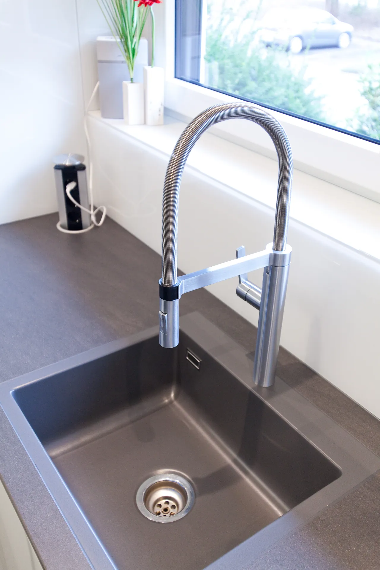 Designküche in Weiß Hochglanz – Grifflose Eleganz modern umgesetzt