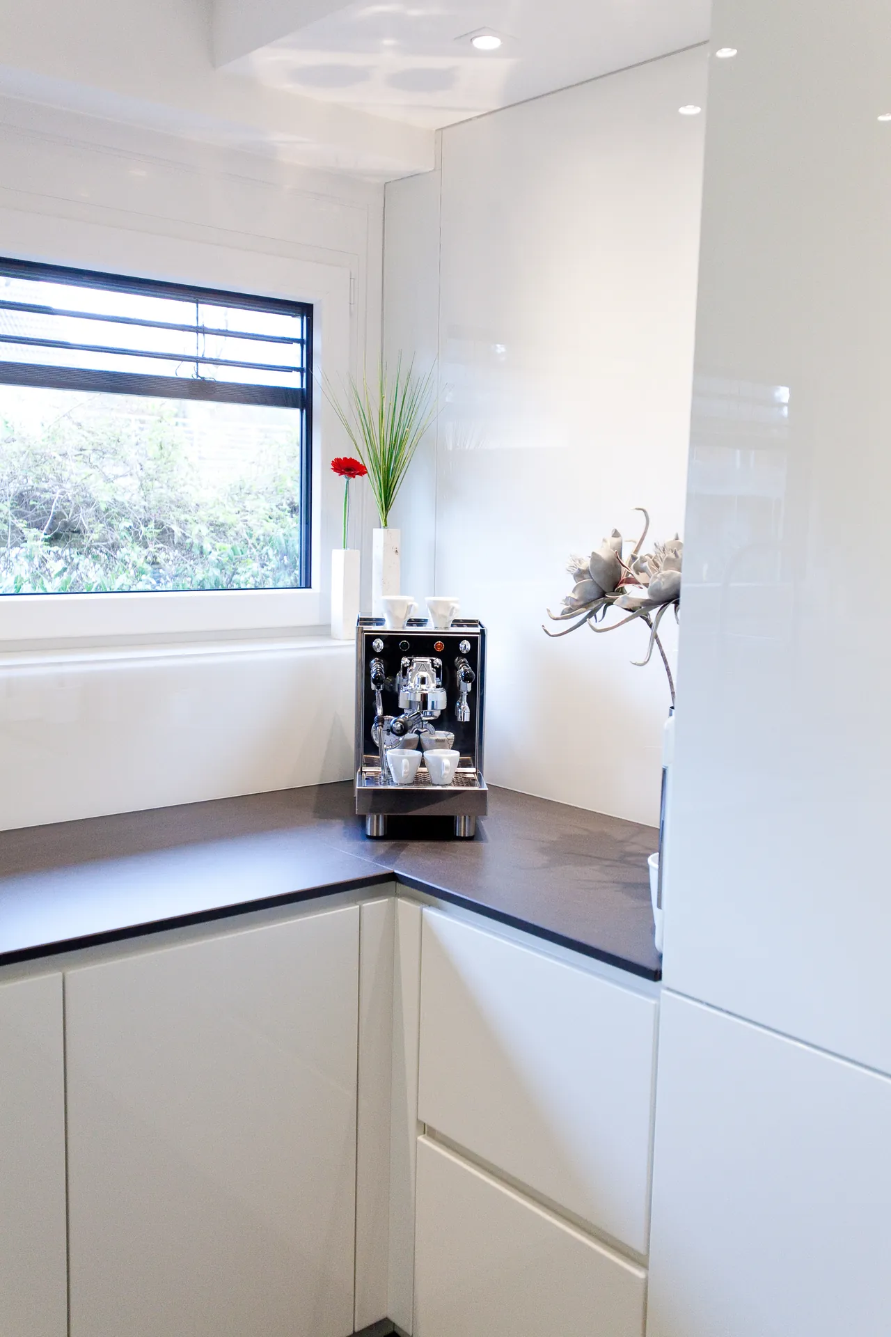 Designküche in Weiß Hochglanz – Grifflose Eleganz modern umgesetzt