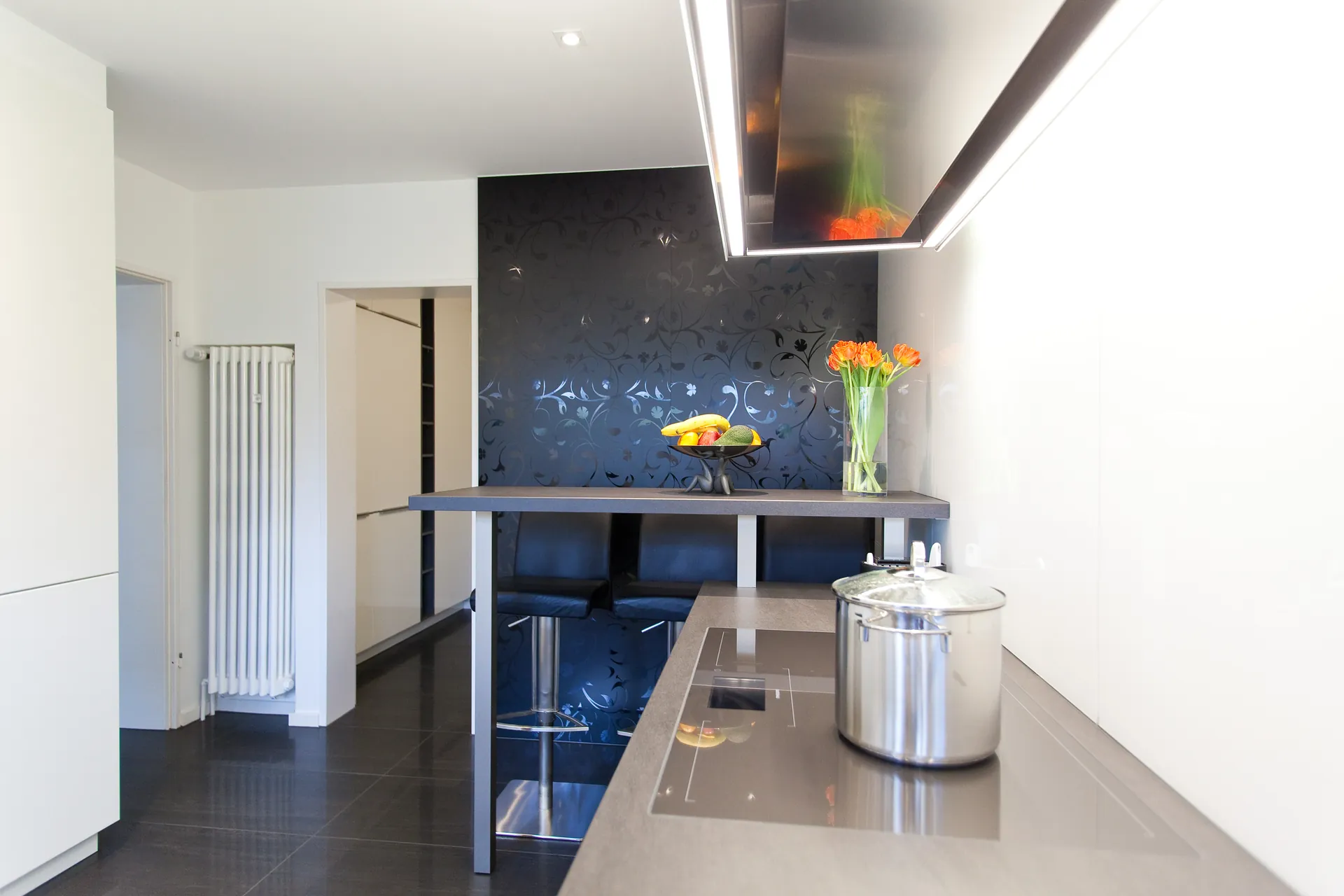 Designküche in Weiß Hochglanz – Grifflose Eleganz modern umgesetzt
