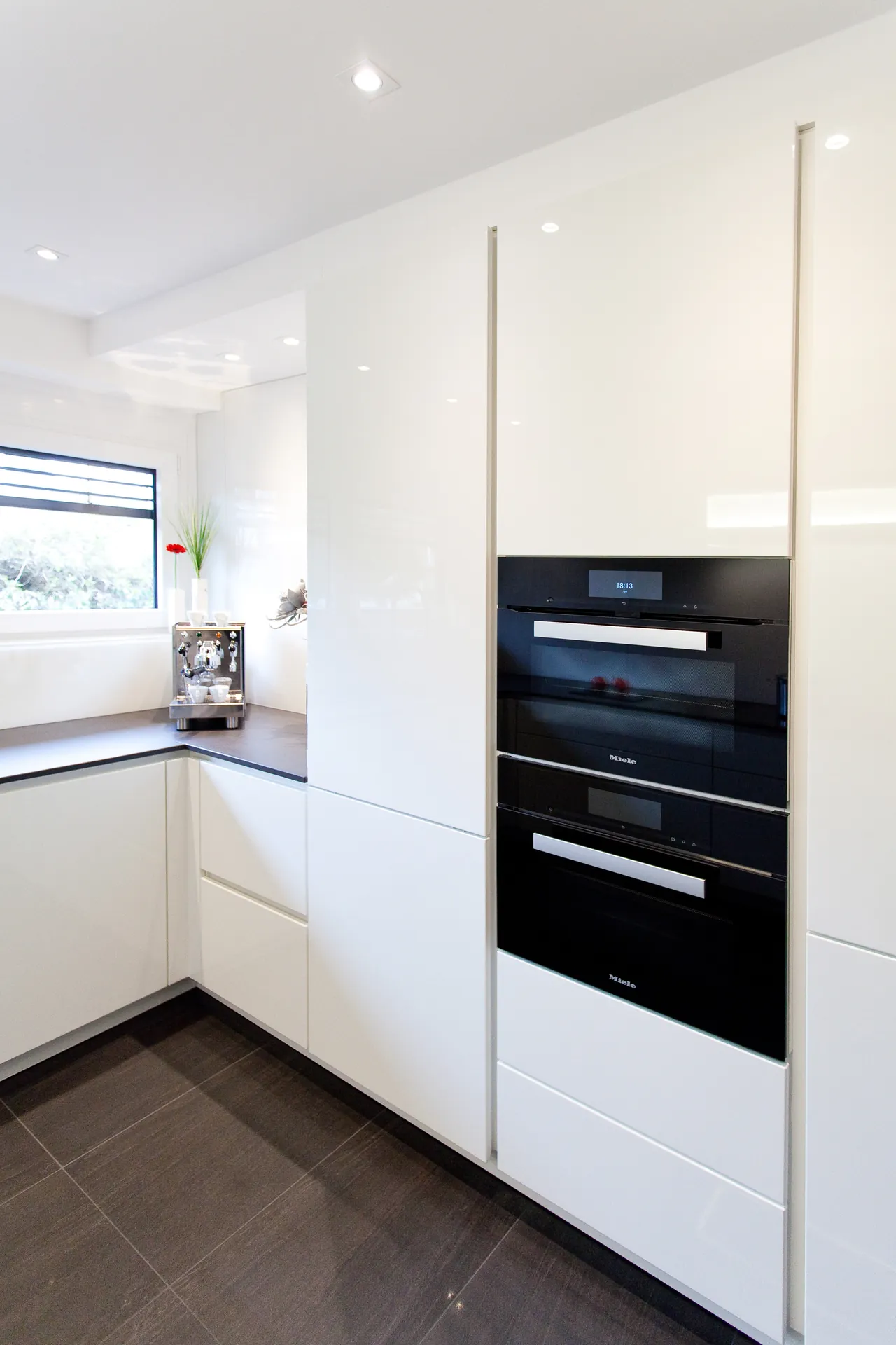 Designküche in Weiß Hochglanz – Grifflose Eleganz modern umgesetzt