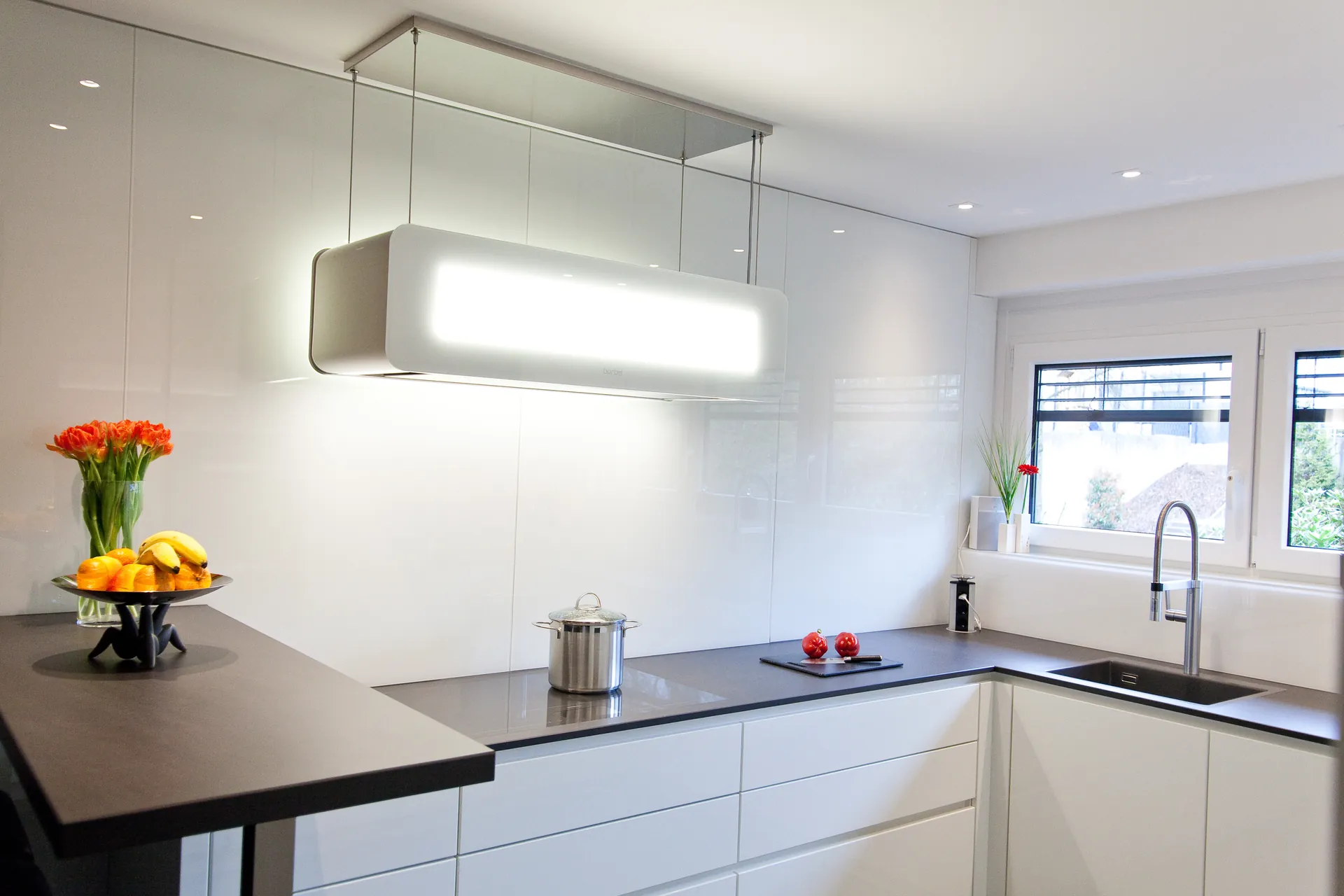 Designküche in Weiß Hochglanz – Grifflose Eleganz modern umgesetzt