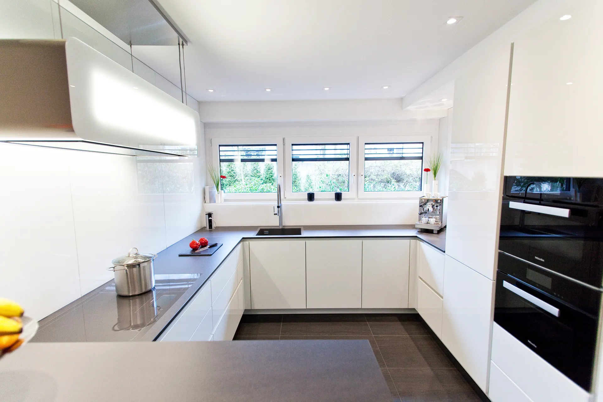 Designküche in Weiß Hochglanz – Grifflose Eleganz modern umgesetzt