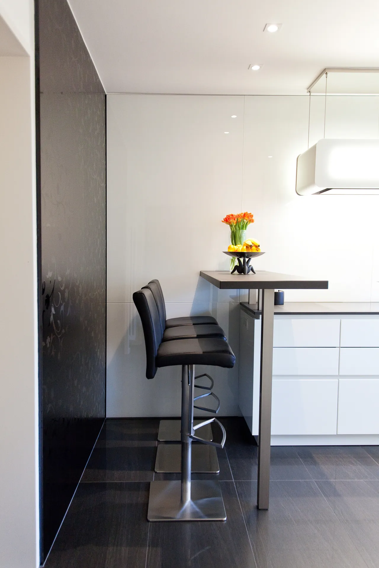 Designküche in Weiß Hochglanz – Grifflose Eleganz modern umgesetzt