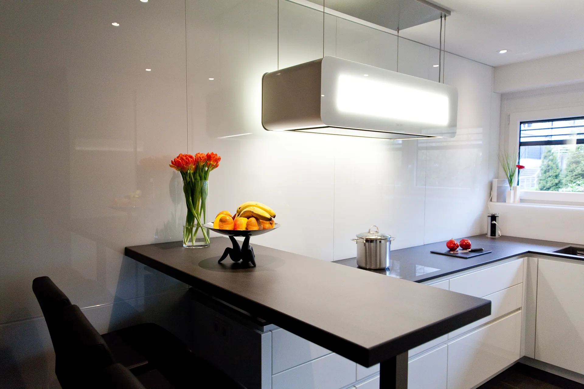 Designküche in Weiß Hochglanz – Grifflose Eleganz modern umgesetzt