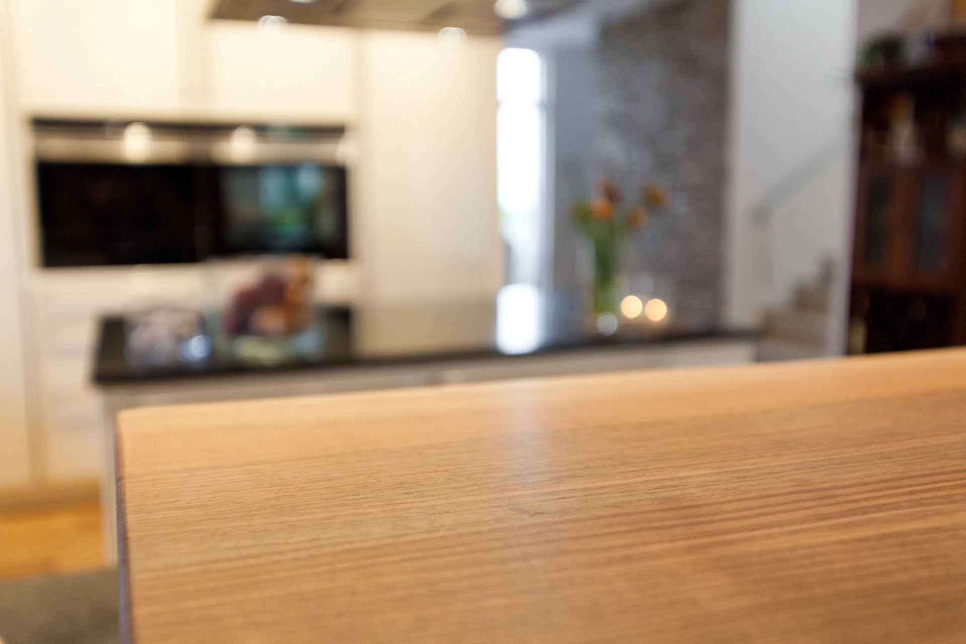 Designküche mit Kochinsel – Theke und moderne Technik harmonisch kombiniert