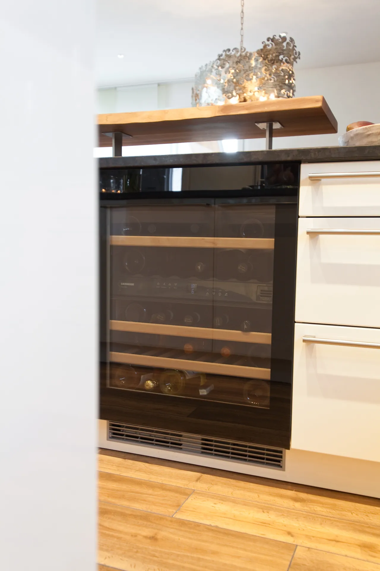 Designküche mit Kochinsel – Theke und moderne Technik harmonisch kombiniert