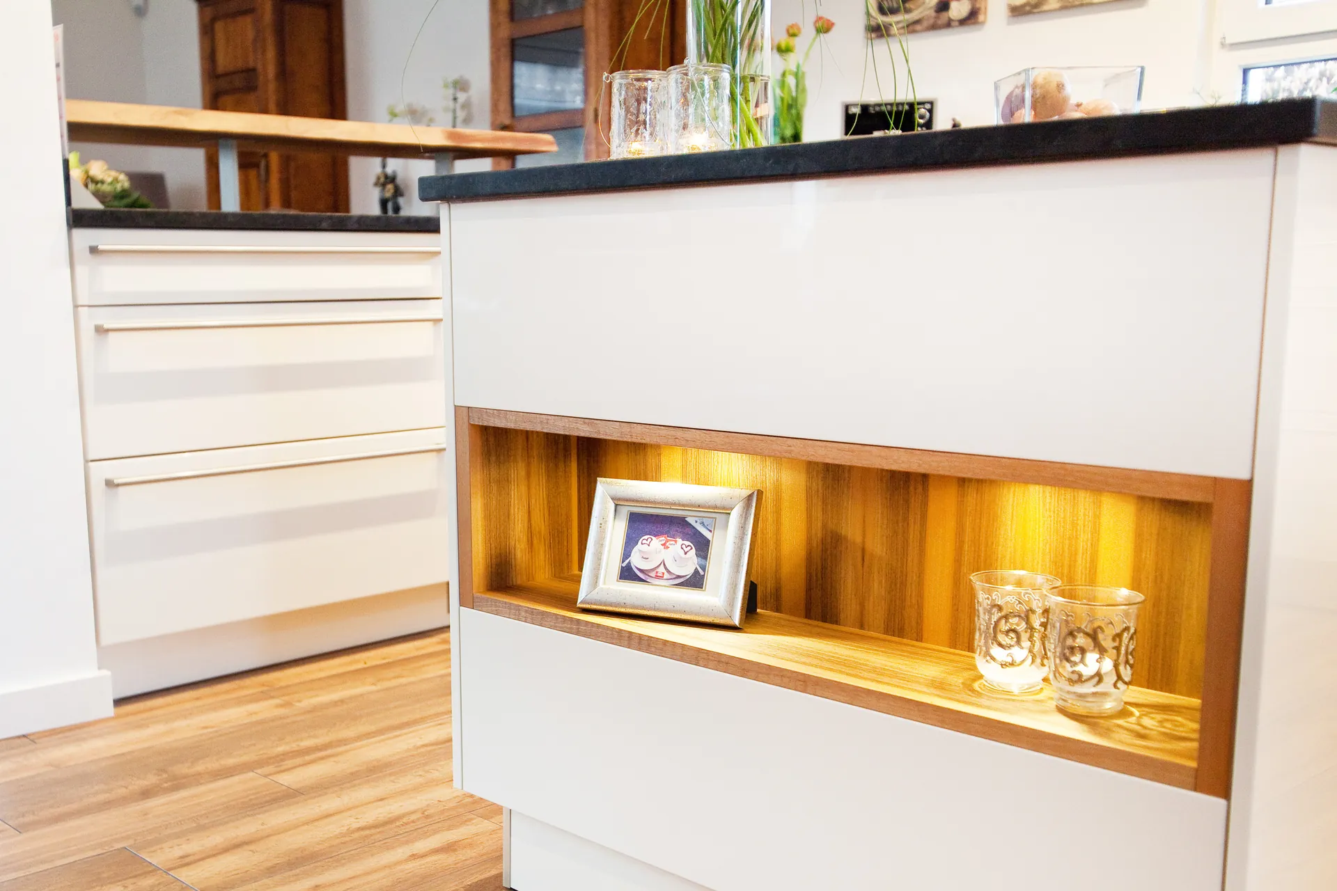 Designküche mit Kochinsel – Theke und moderne Technik harmonisch kombiniert