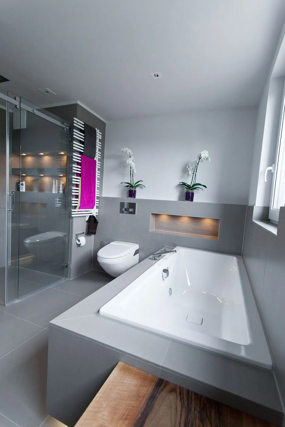 Badezimmermöbel in Weiß und Echtholz Sitzbank