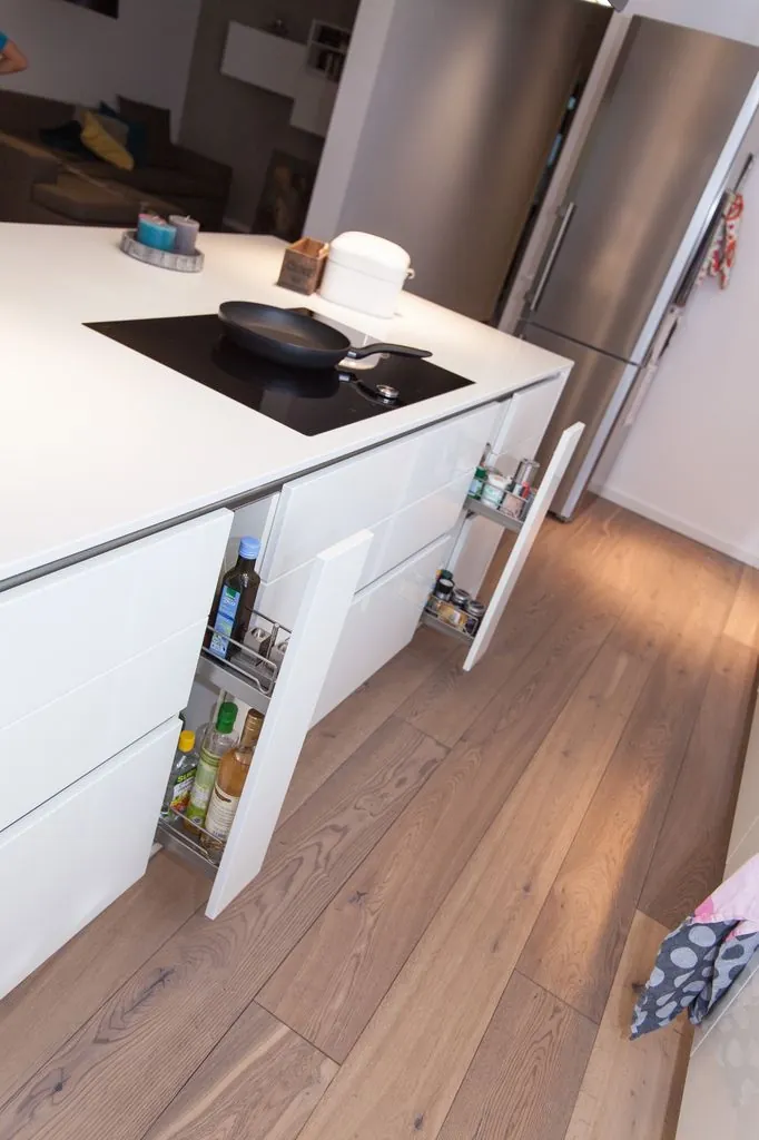 Designküche mit Kochinsel – Grifflose Küche in Weiß mit klarer Linienführung
