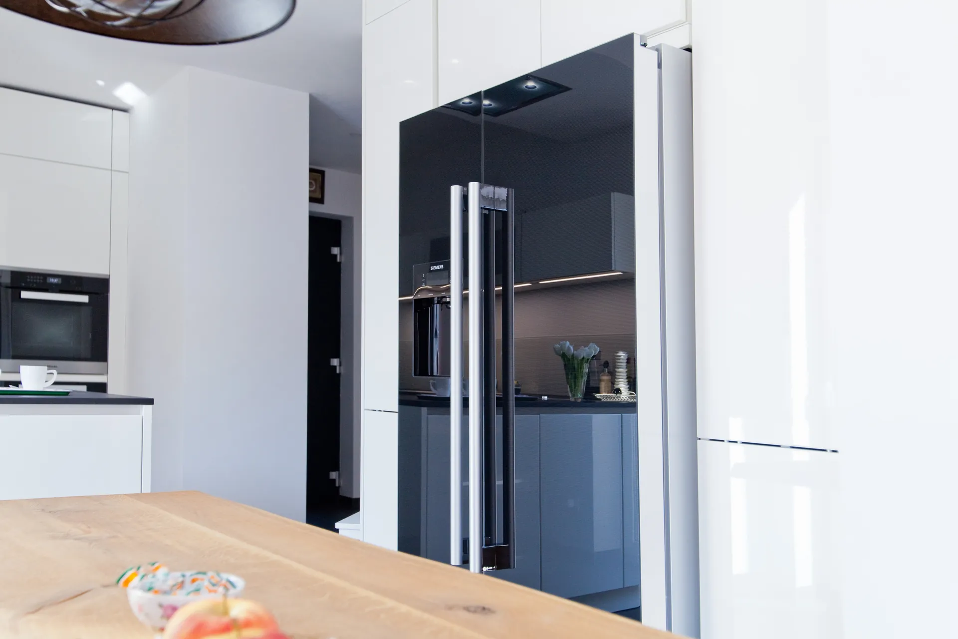 Designküche in Weiß Hochglanz – Großzügig und grifflos geplant