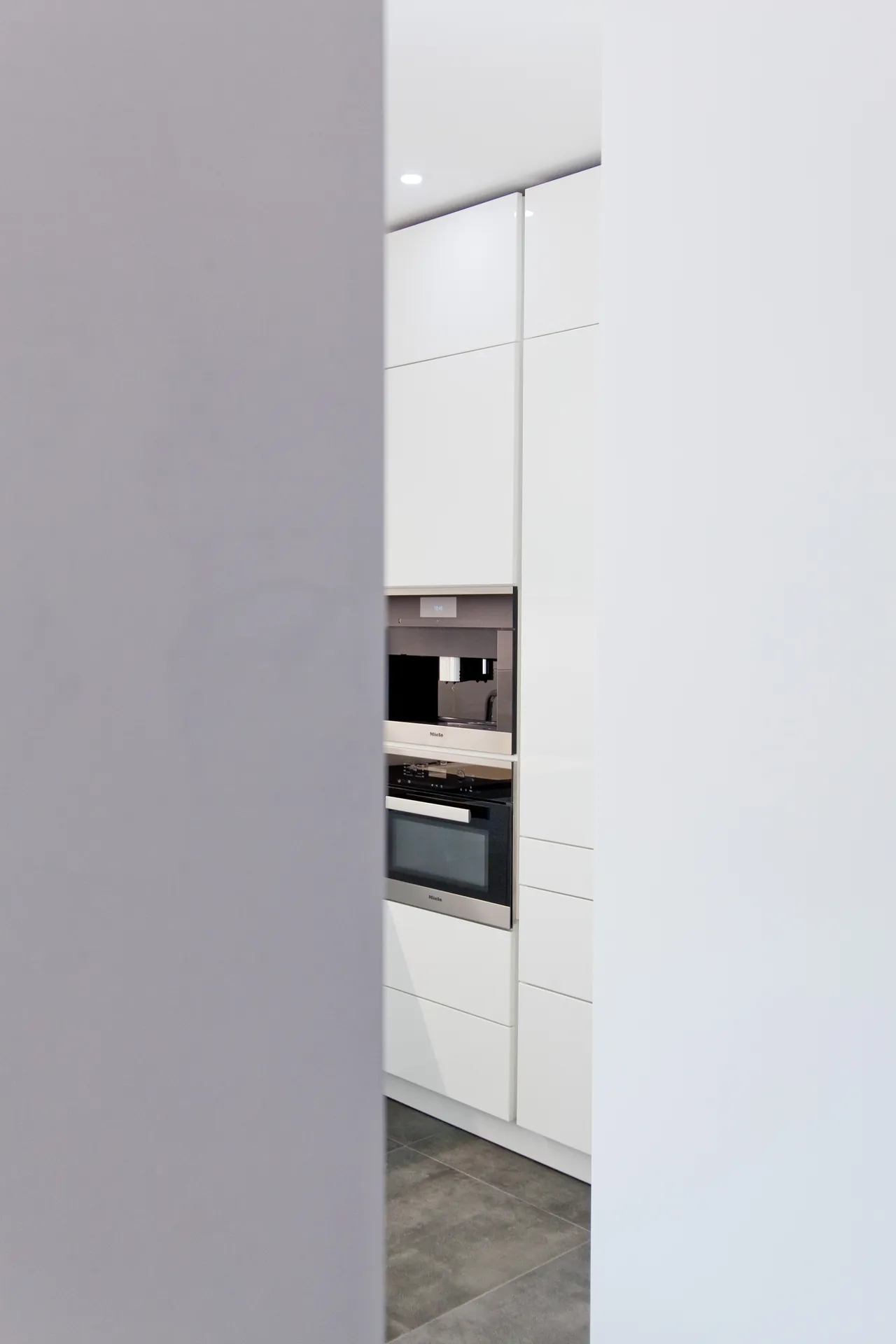 Designküche in Weiß Hochglanz – Großzügig und grifflos geplant