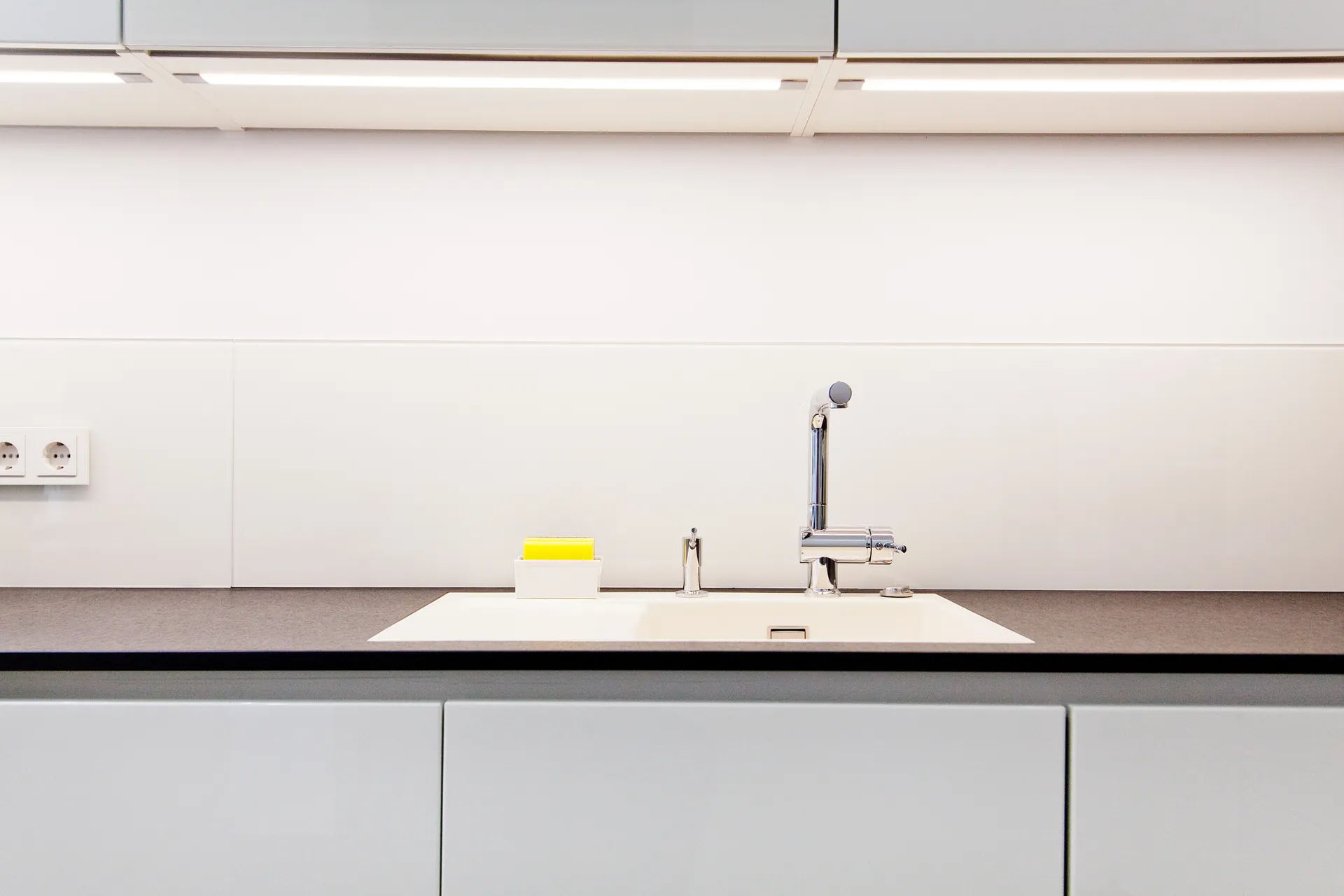Designküche in Weiß Hochglanz – Großzügig und grifflos geplant