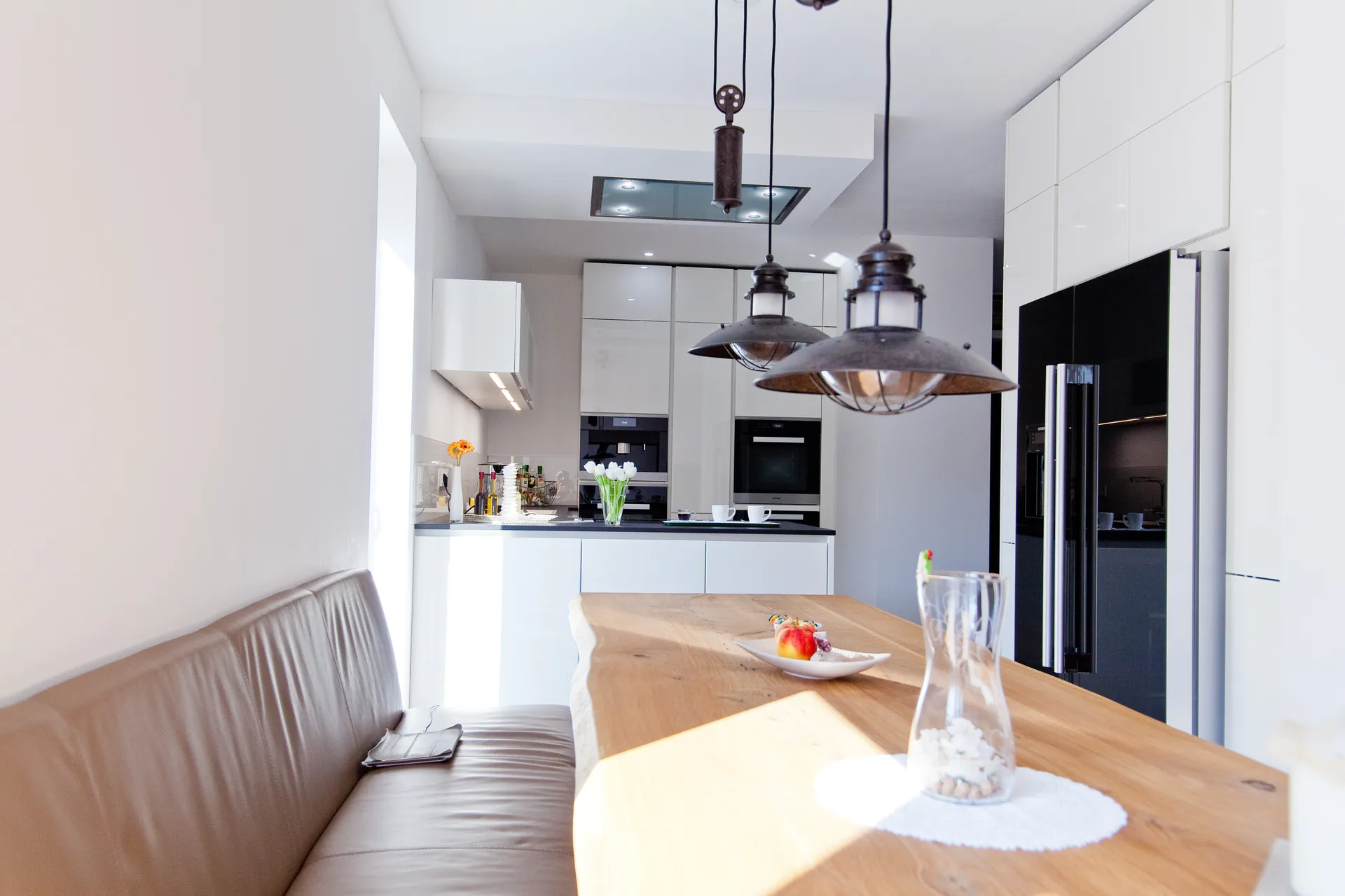 Designküche in Weiß Hochglanz – Großzügig und grifflos geplant