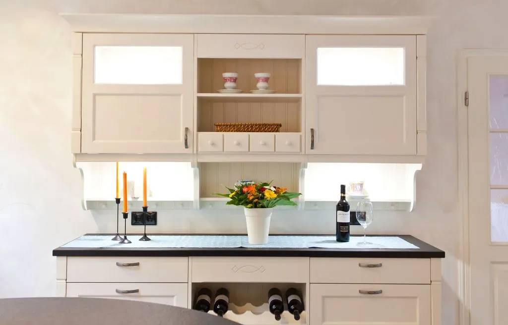 Landhausküche mit Kochinsel – Helles, klassisches Design mit viel Raum