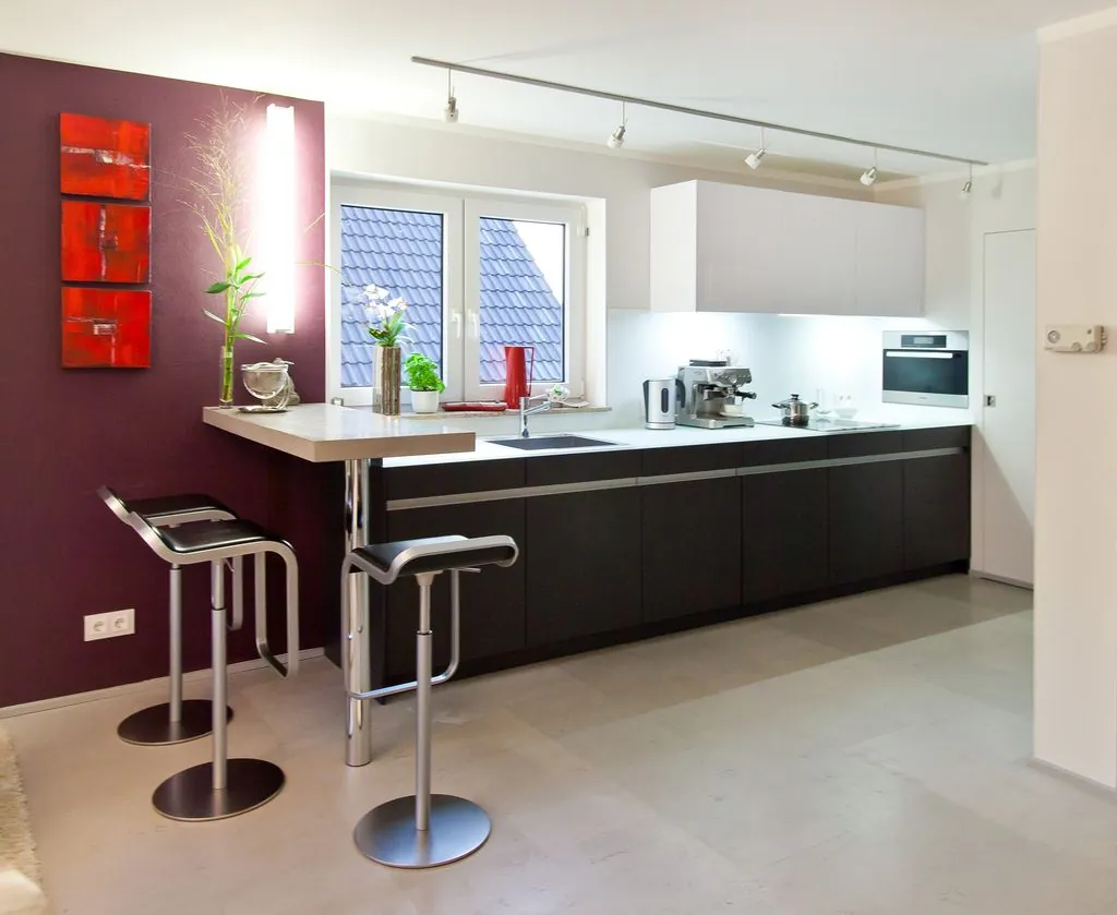 Grifflose Küche – Moderne Leicht Küche mit Glasarbeitsplatte und Theke