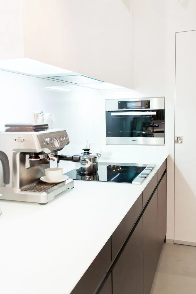 Grifflose Küche – Moderne Leicht Küche mit Glasarbeitsplatte und Theke