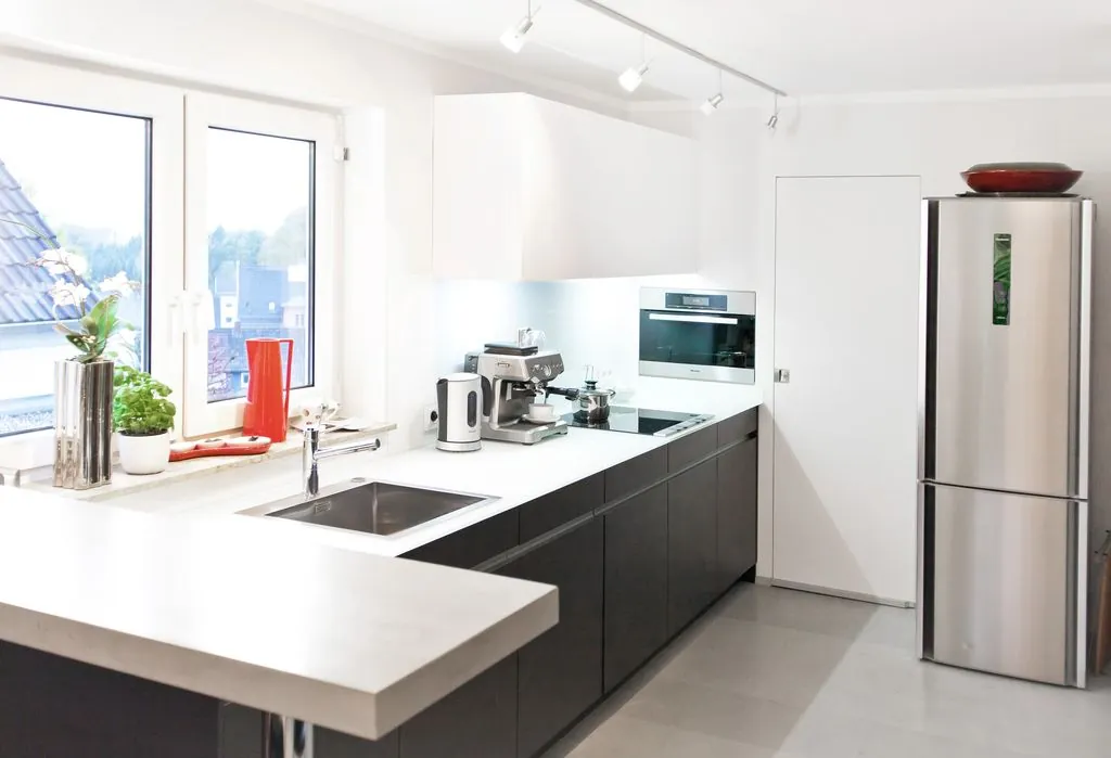 Grifflose Küche – Moderne Leicht Küche mit Glasarbeitsplatte und Theke